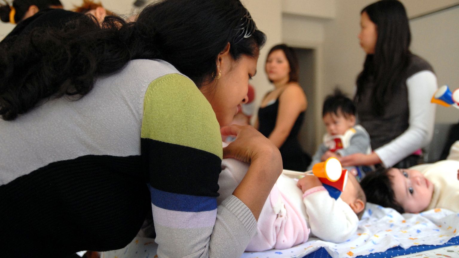 Mamme e bambini nel consultorio milanese di Via della Commenda