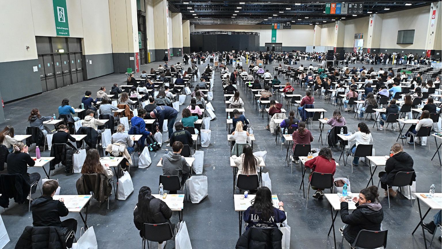 Cellulari in aula, test online: cos'è successo al primo esame filtro di Medicina