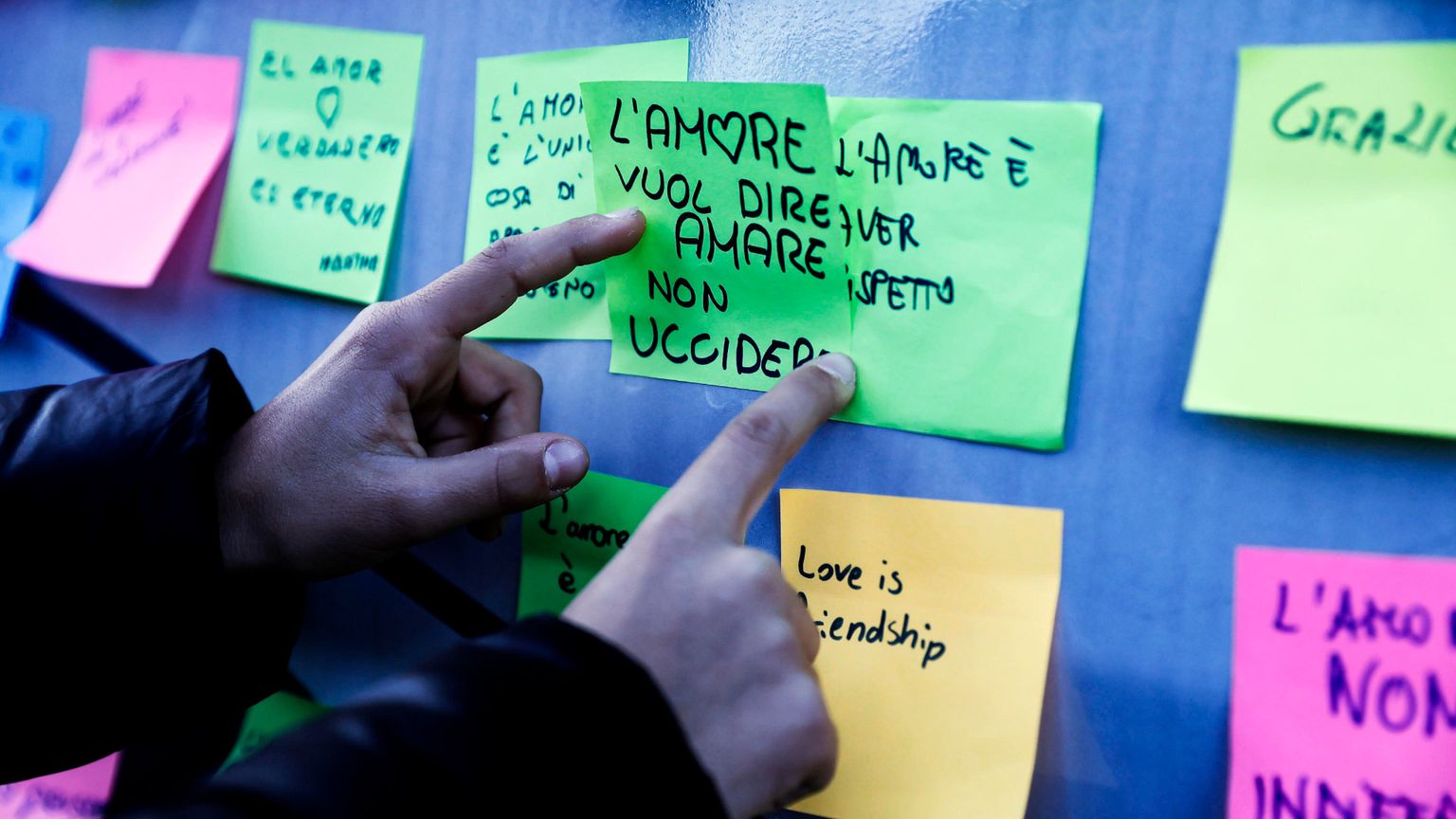 Il camper rosa della Polizia di Stato per promuovere la campagna contro la violenza di genere “…Questo non è amore”, in occasione della Giornata internazionale per l’eliminazione della violenza contro le donne / ANSA