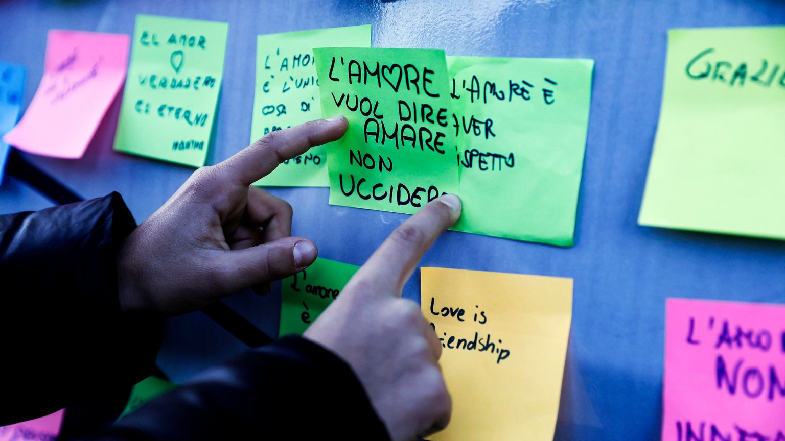 I post-it sul camper rosa della Polizia di Stato per promuovere la campagna contro la violenza di genere “…Questo non è amore”, in occasione della Giornata internazionale per l’eliminazione della violenza contro le donne /ANSA