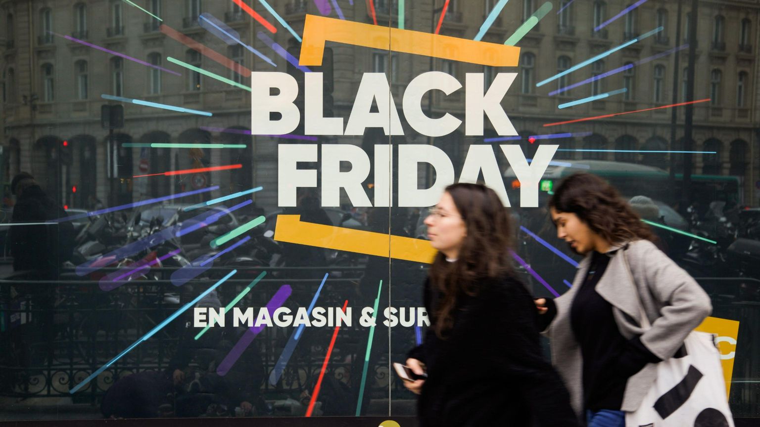 Le vetrine di Parigi inneggiano al Black Friday