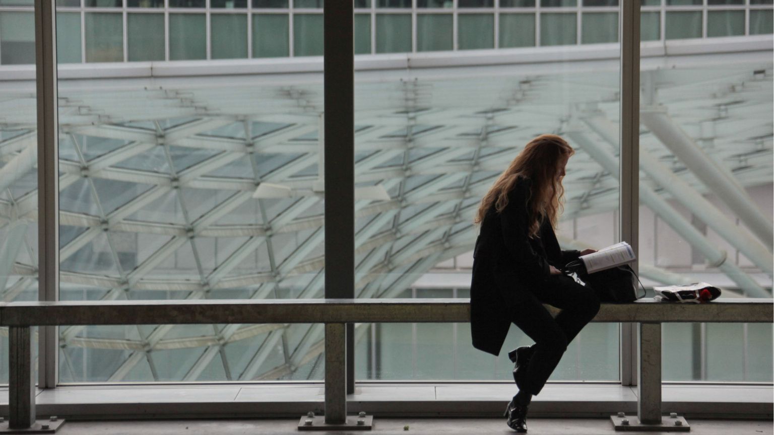 Una giovane donna in attesa di un colloquio di lavoro