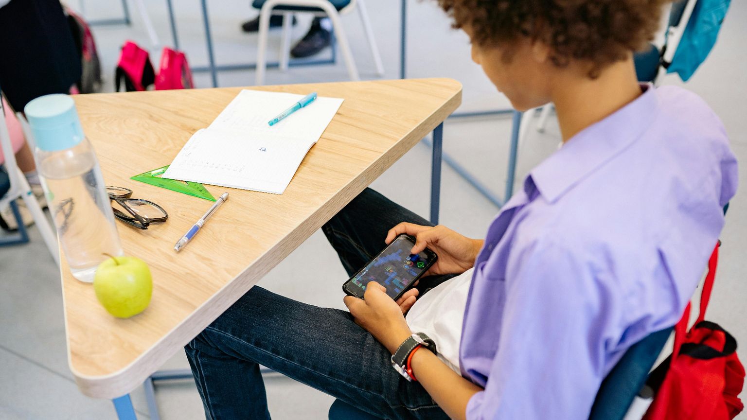 Come sta andando il divieto di smartphone a scuola