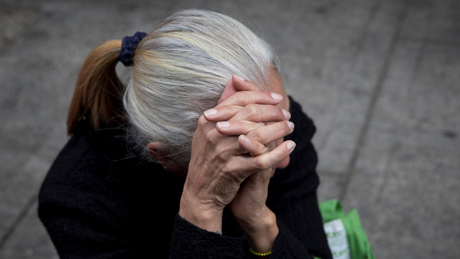 Un donna anziana sola, per strada
