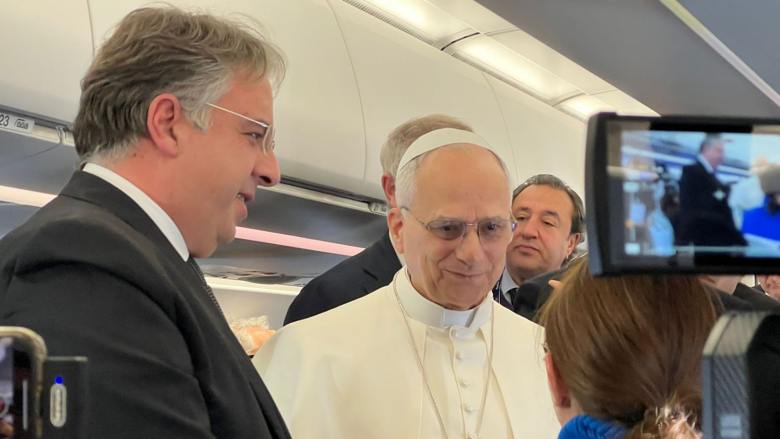 Un momento dell'incontro e del dialogo del Papa con i giornalisti sul volo per Ankara / GAMBASSI