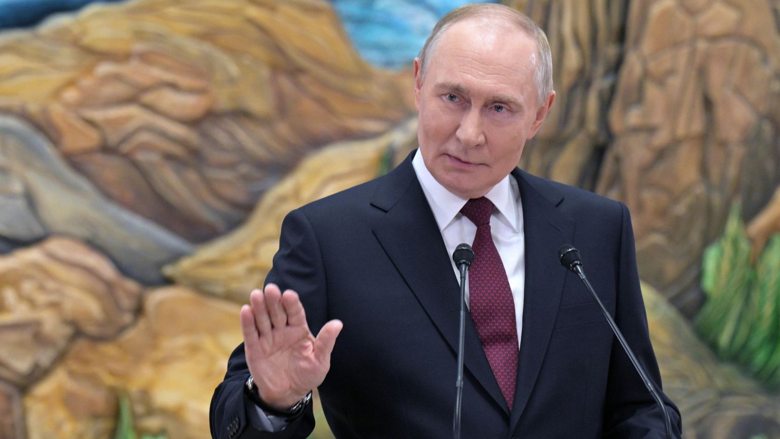 Il presidente russo Vladimir Putin parla con i giornalisti davanti a un microfono