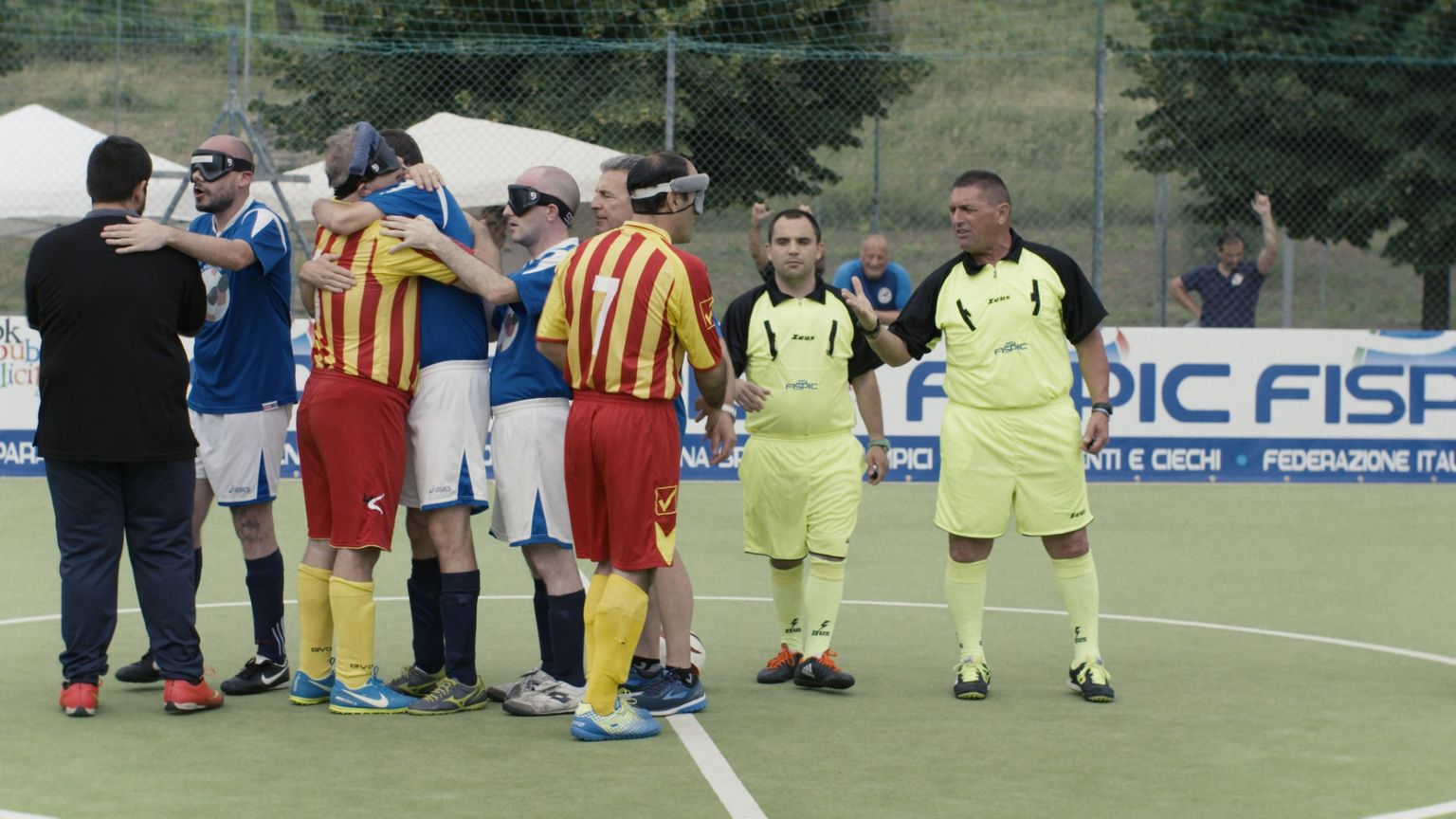 Giocare a calcio per uscire dal buio