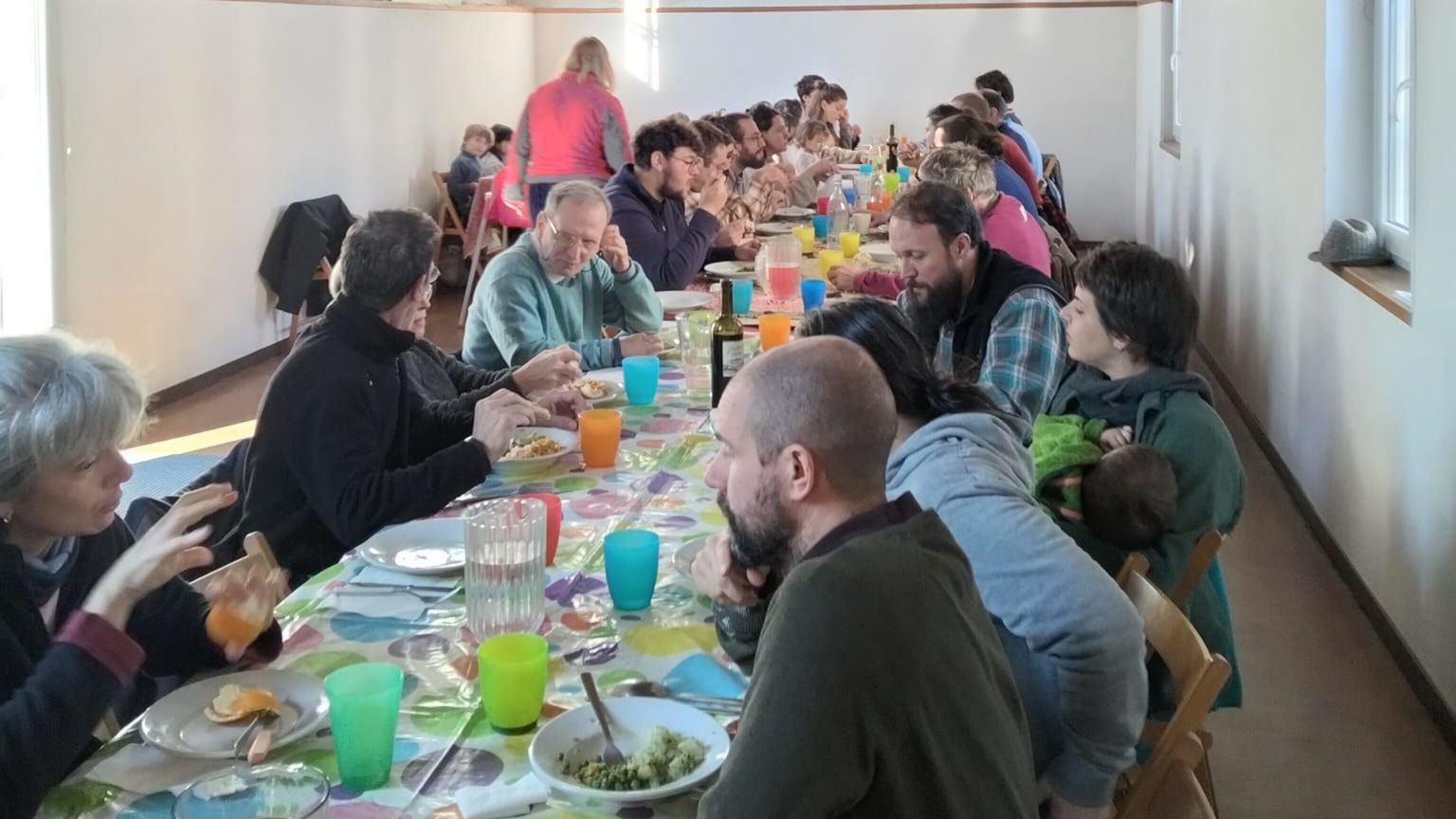 Le famiglie della comunità di Villapizzone a pranzo