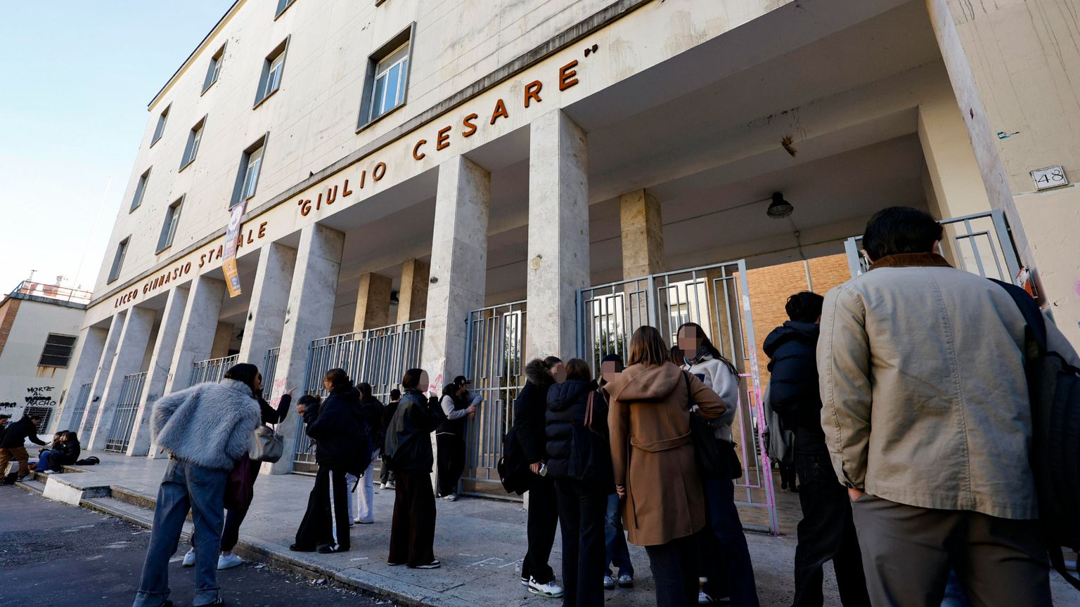 Nel bagno del liceo Giulio Cesare di Roma è stata appesa la “lista degli stupri”