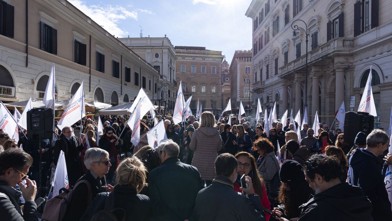La manifestazione dei giornalisti a Piazza Santi Apostoli a Roma
