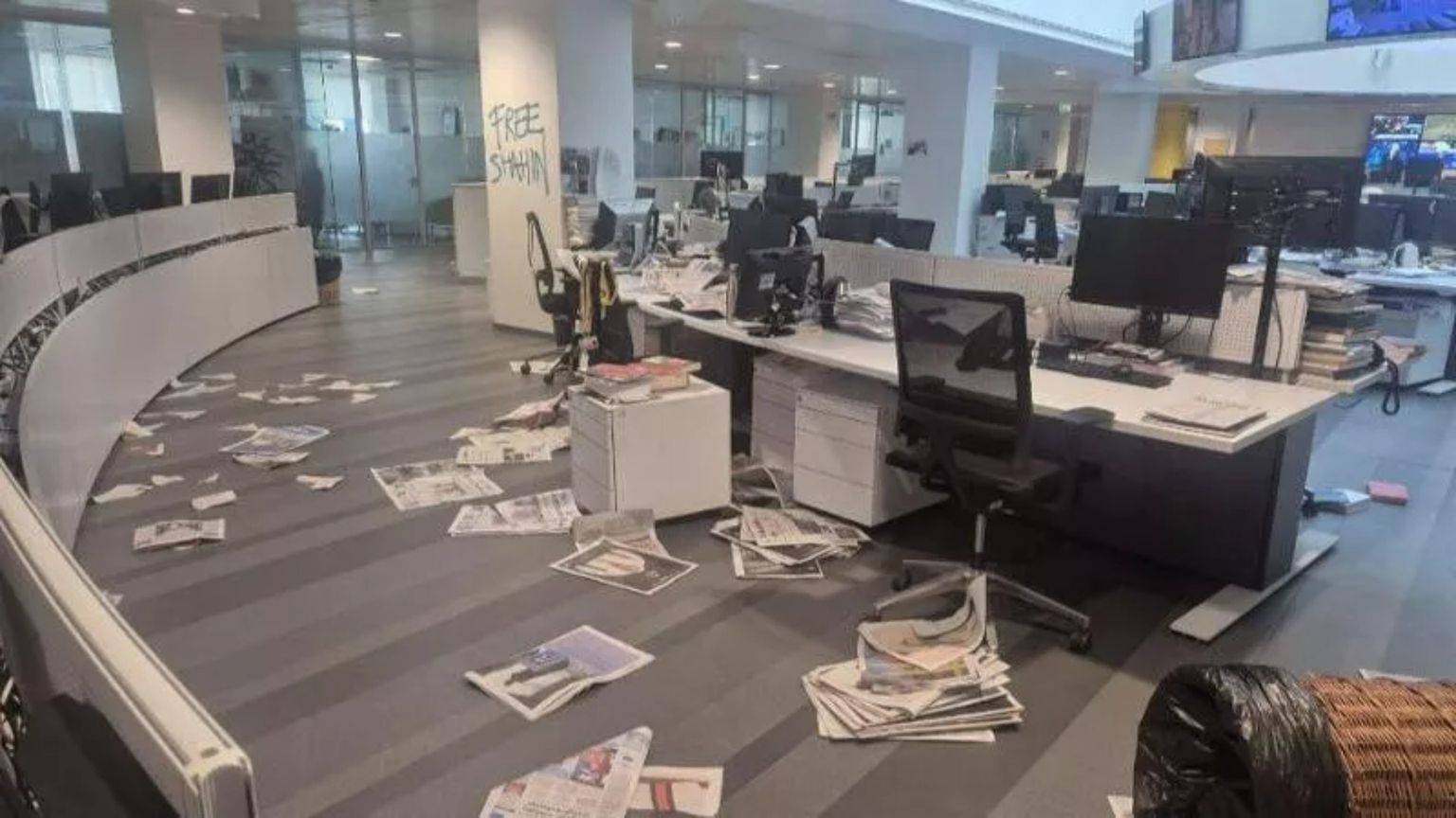 La redazione della Stampa vandalizzata, in una delle immagini pubblicate sul sito del quotidiano