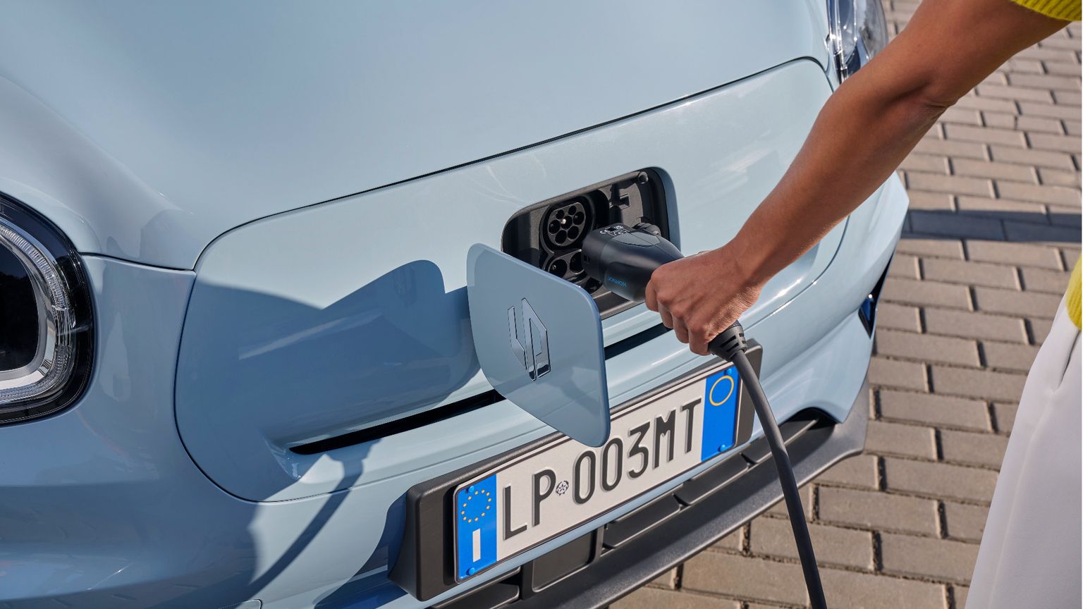 Pregi e difetti dell’elettrica in città. Ma i giovani che ne pensano?