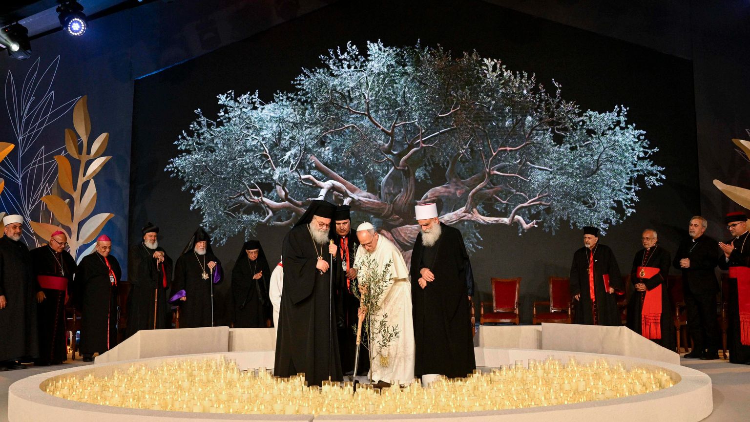 Il Papa dal Libano: cristiani e musulmani, insieme per la pace. E basta paure