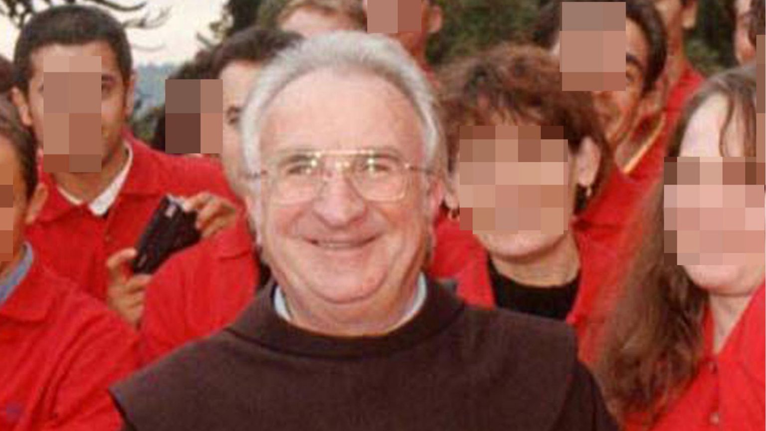 Padre Eligio Gelmini coi suoi ragazzi / ANSA