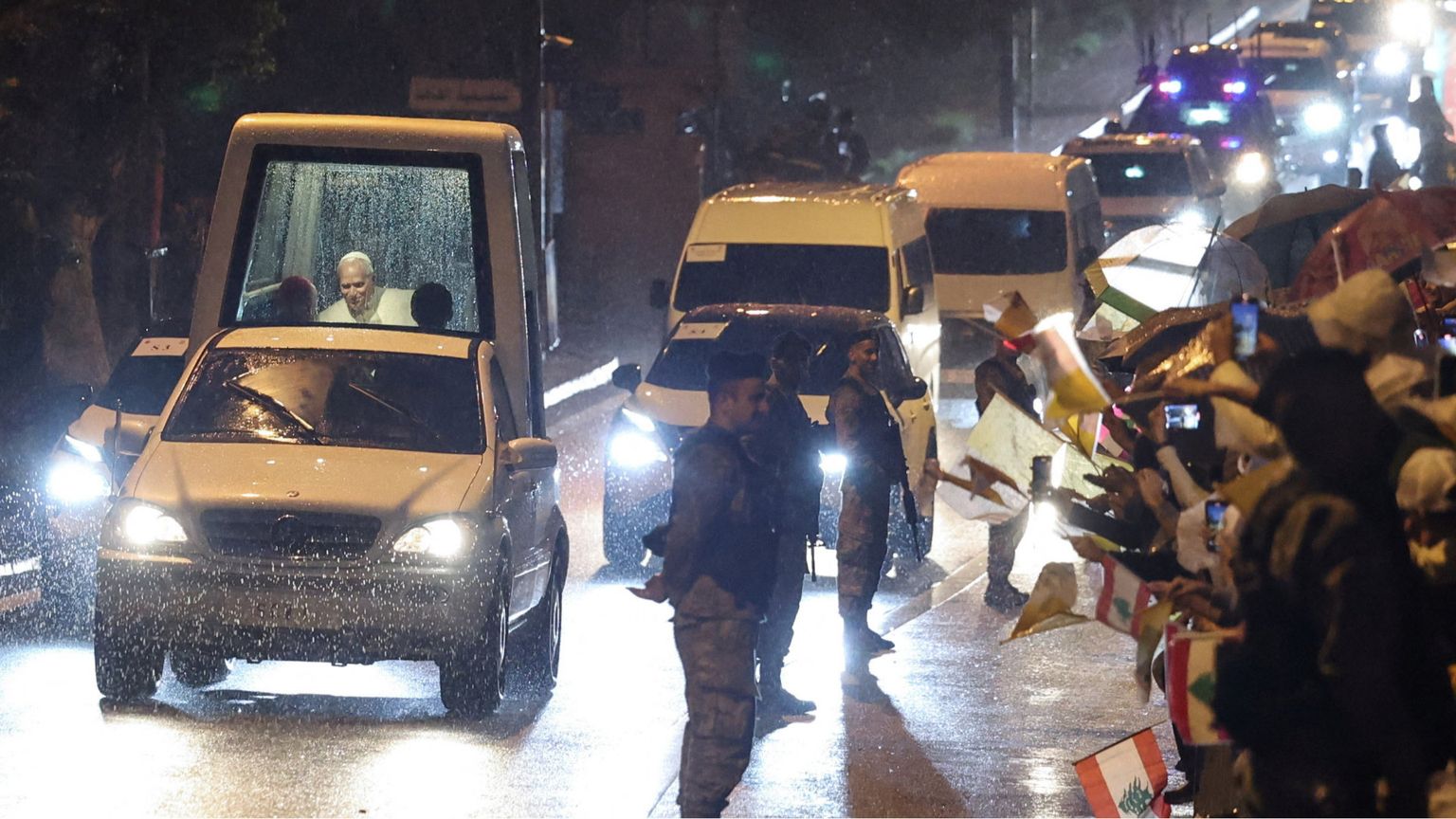 Bagno di folla per il Papa in Libano. «Costruire con tenacia la pace»