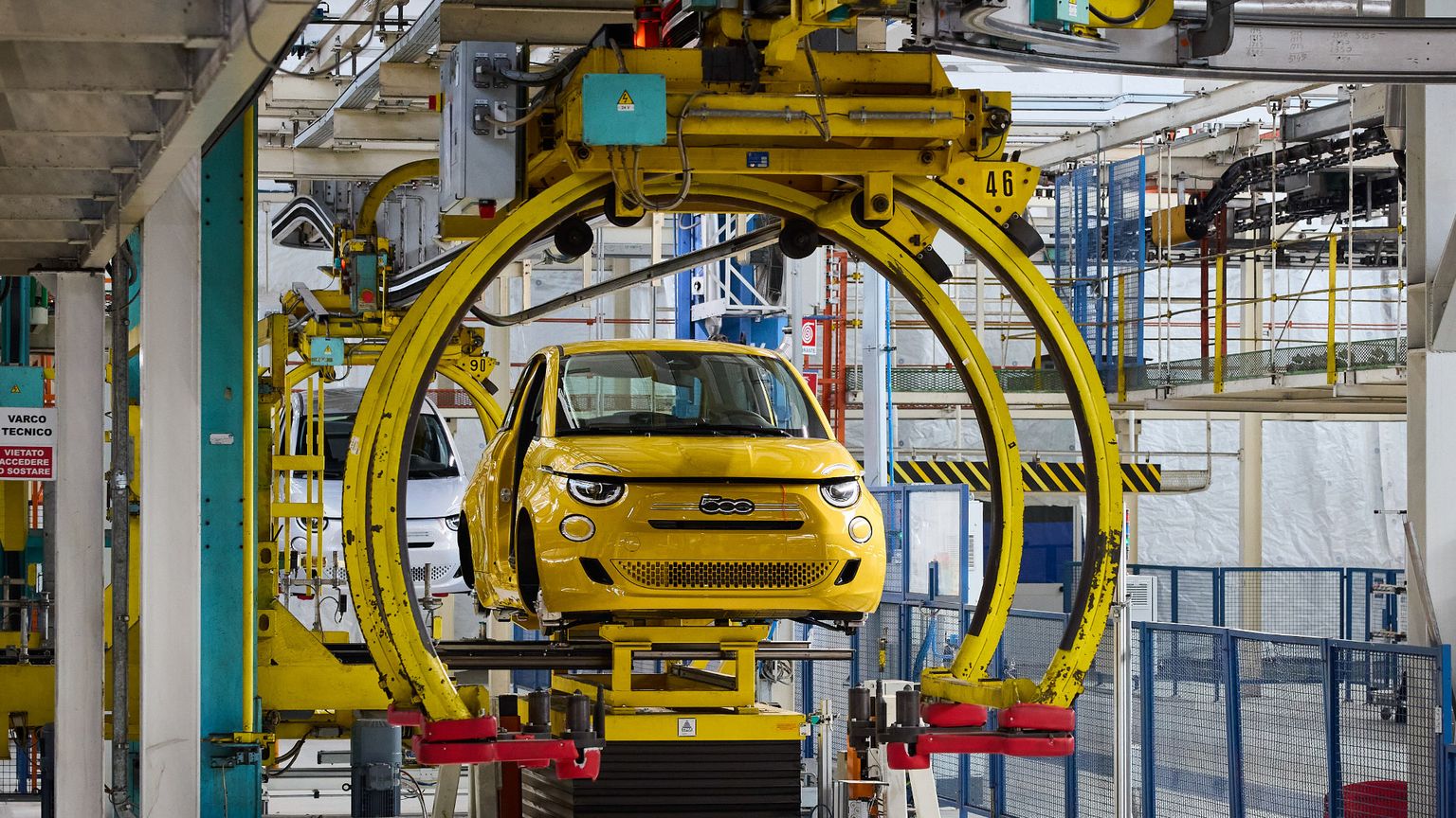 Gli incentivi fanno volare le elettriche, ma il mercato auto resta piatto