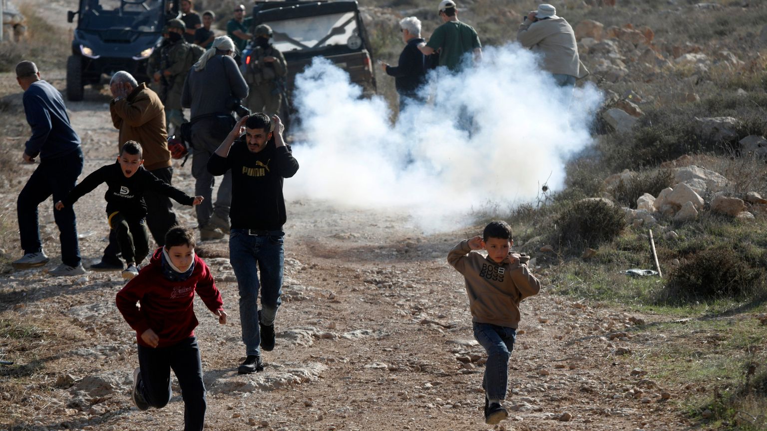 Non si arrendono gli italiani aggrediti dai coloni: «Torneremo»