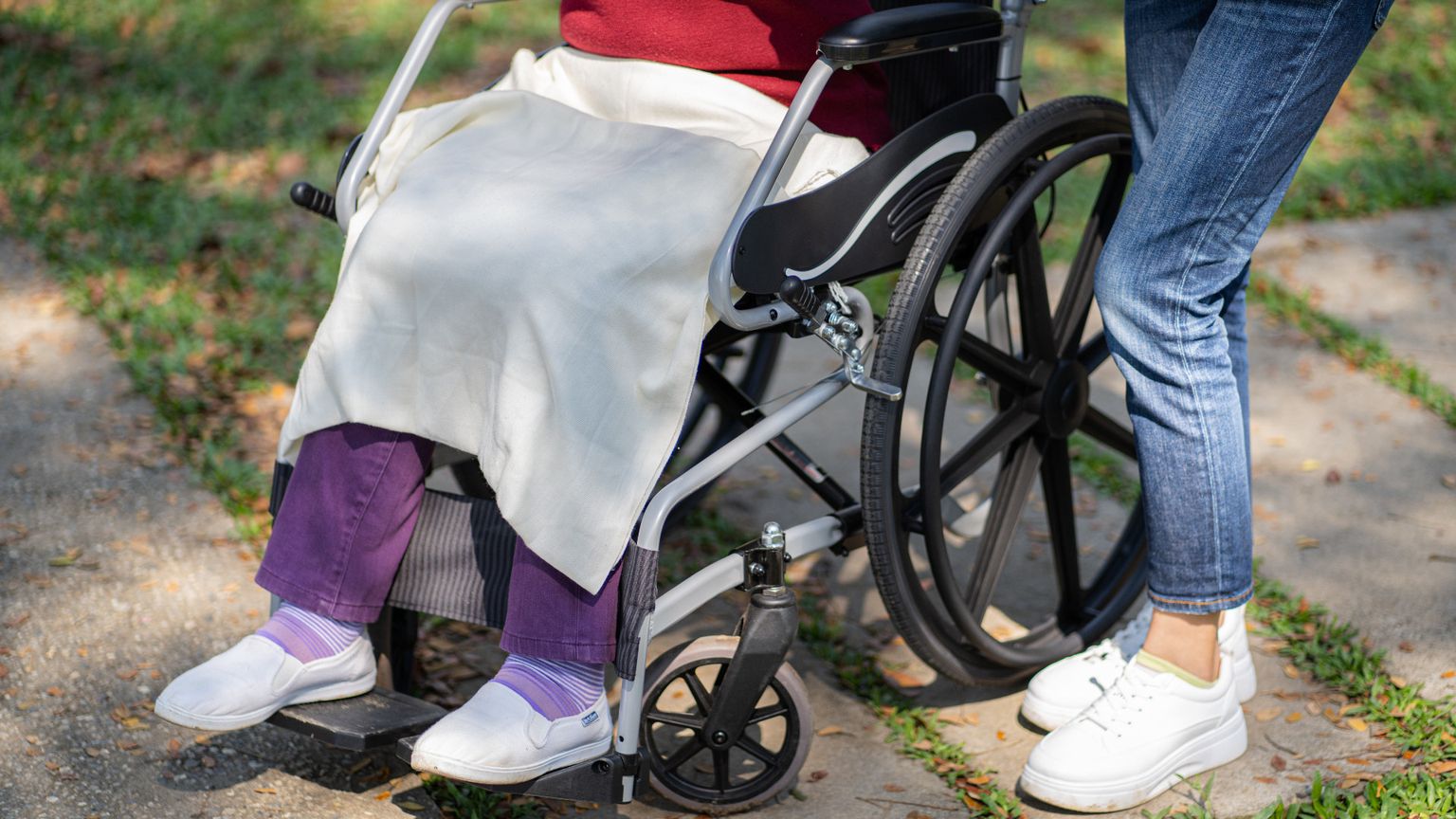 Disabilità, anziani e caregiver: serve un Ministero per la cura