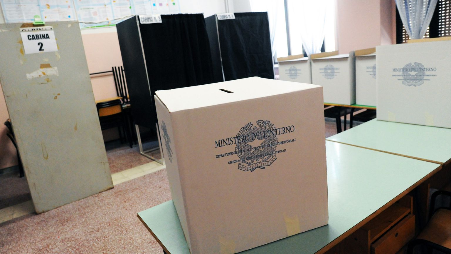 L'interno di un seggio elettorale. Foto d'archivio