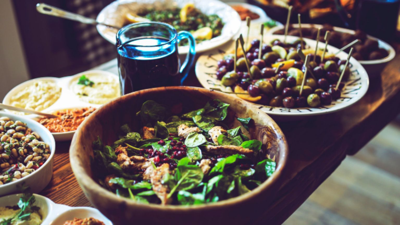 Una rumorosa tavola imbandita