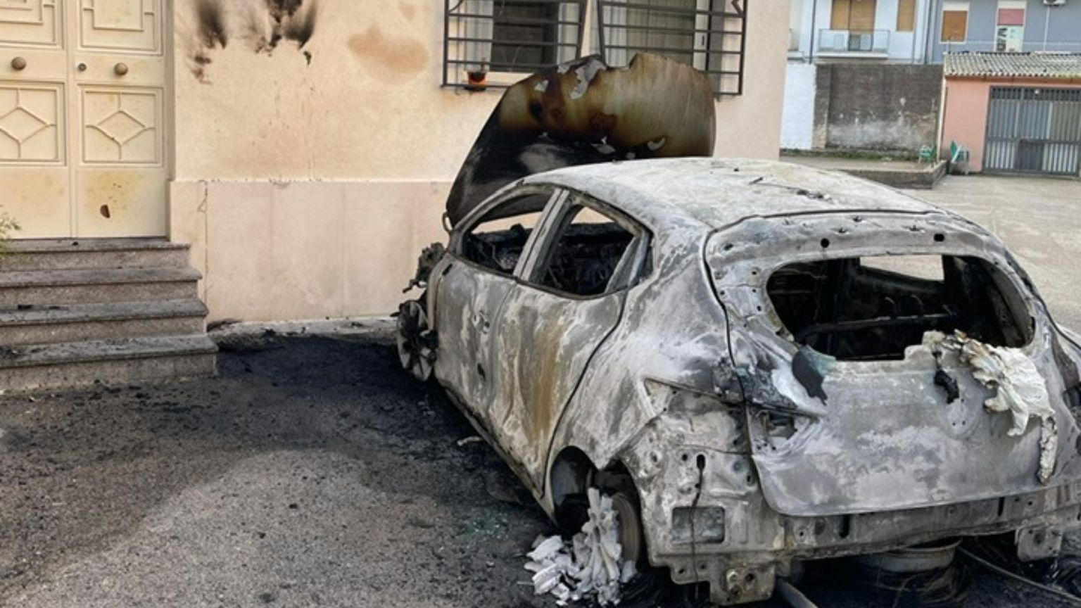 Incendiata l'auto del parroco: a Francofonte la comunità non si fa spaventare