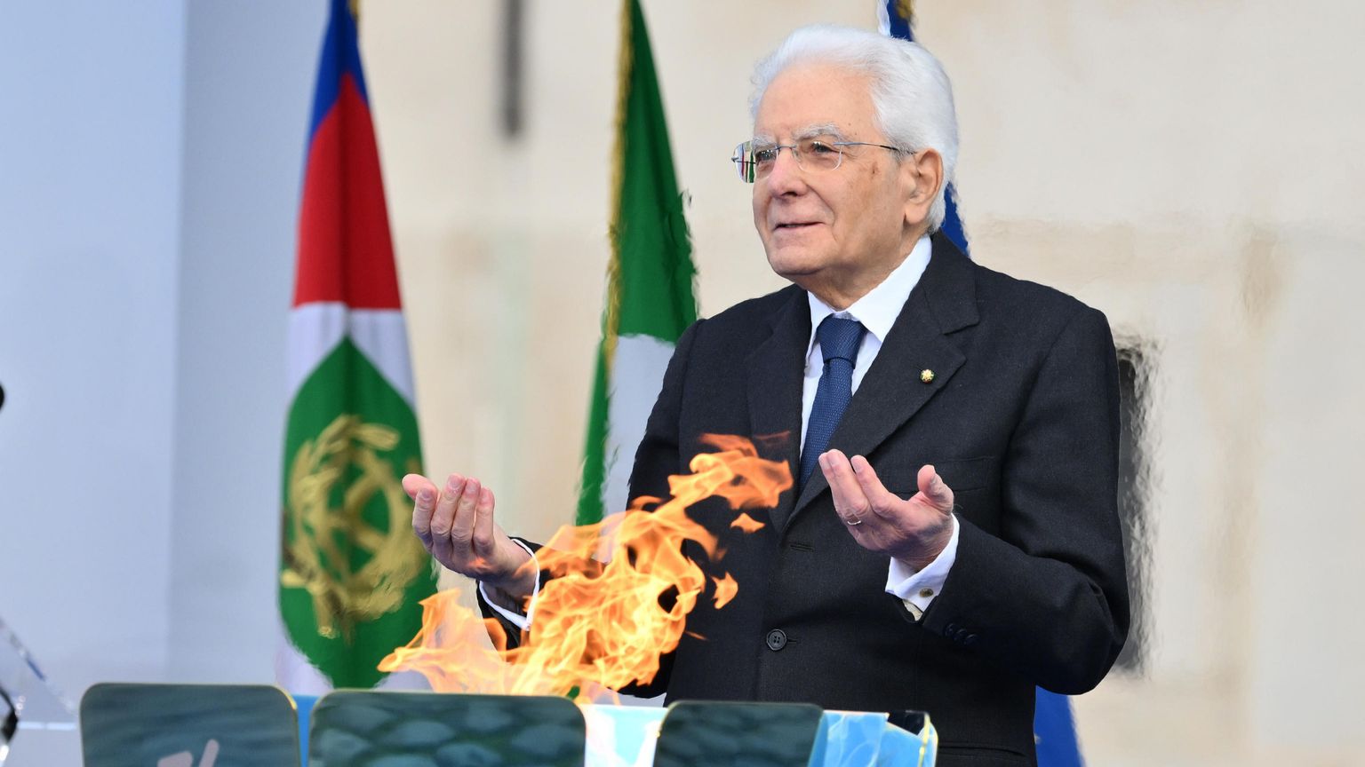 Il presidente della Repubblica Sergio Mattarella davanti al braciere olimpico / ANSA