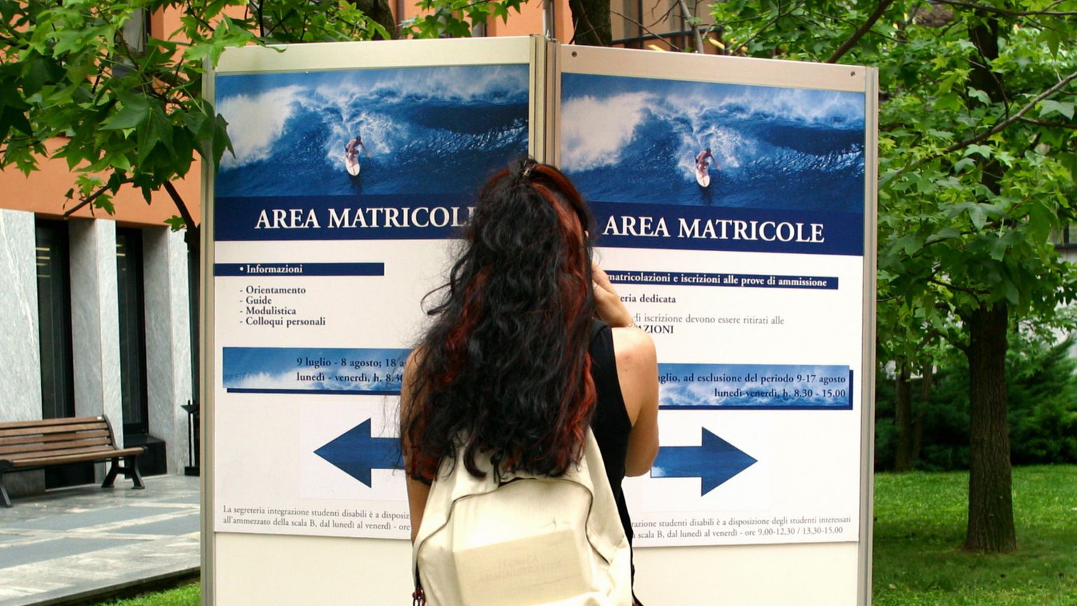 Una ragazza davanti al bivio della scelta dell'università