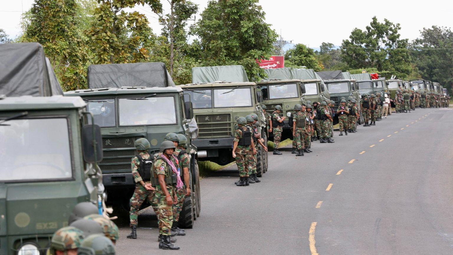 Una collana di uomini e mezzi dell'esercito cambogiano