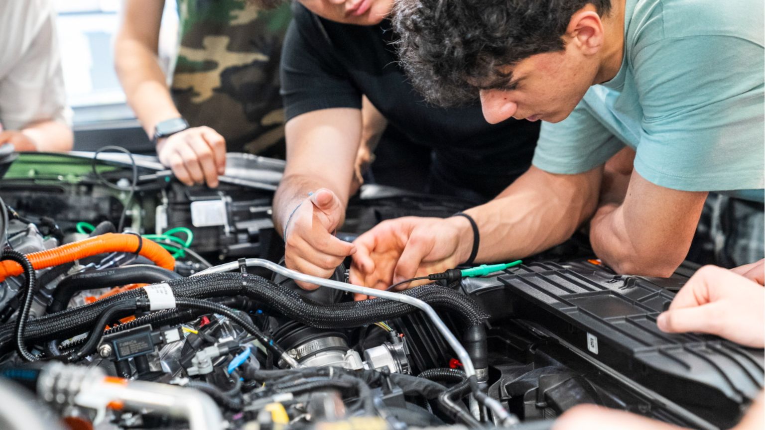 Istituto De Amicis-Cattaneo, al via il laboratorio di carrozzeria