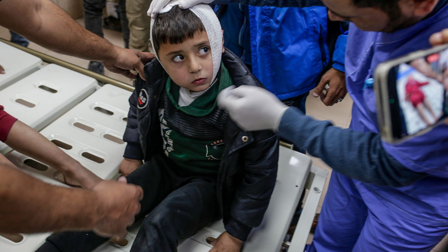 A Gaza i malati restano prigionieri. Spostarsi per le cure è complicato