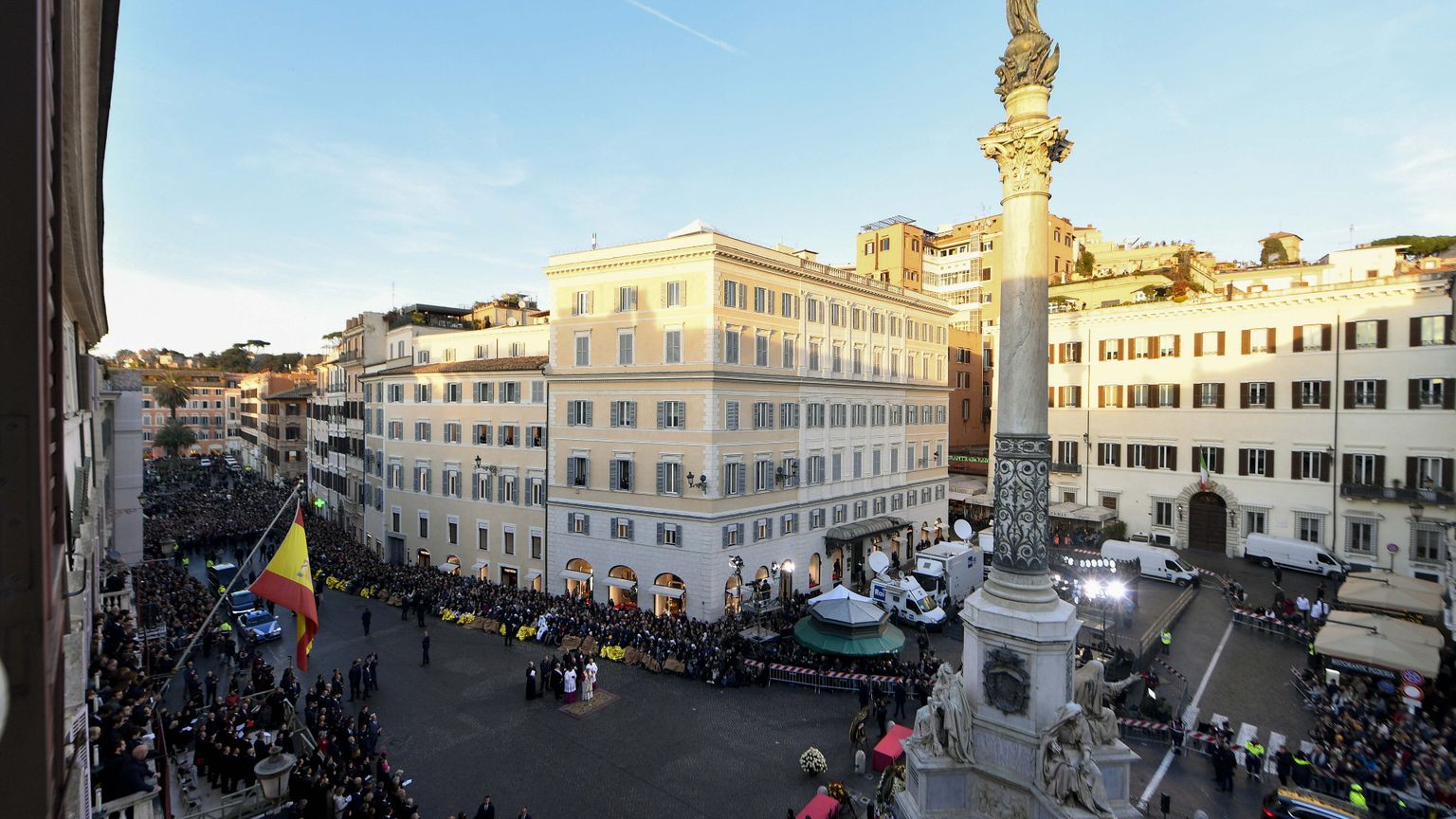 Il Papa all'Immacolata: «Illumina Roma di luce eterna»