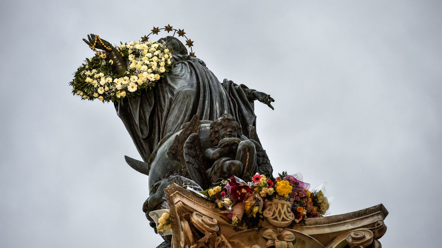 La statua dell'Immacolata in cima alla colonna in Piazza di Spagna, a Roma