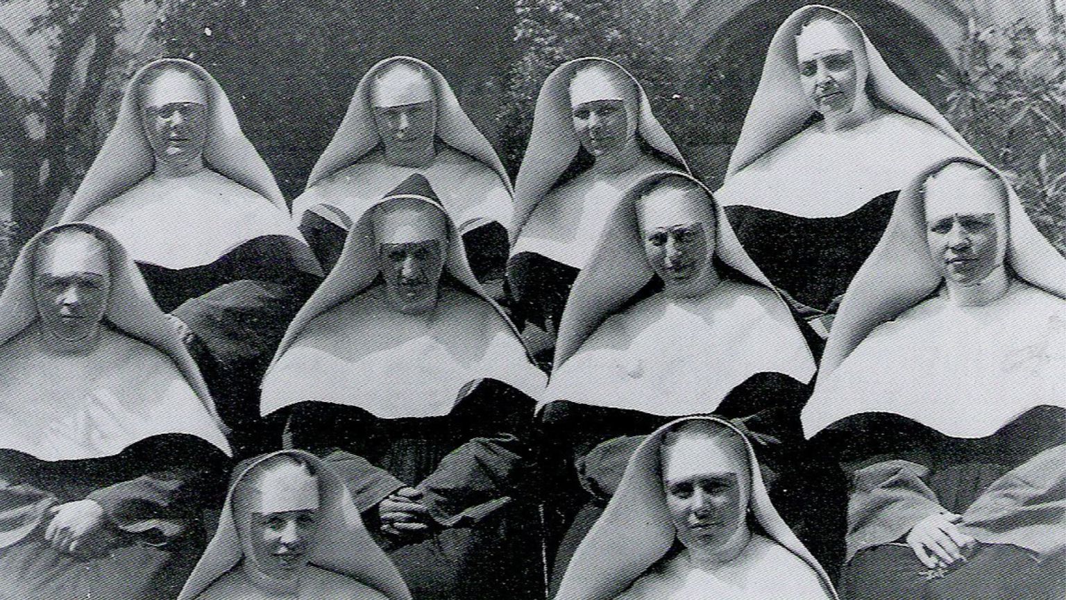 Un'immagine in bianco e nero mostra un gruppo di suore con il velo