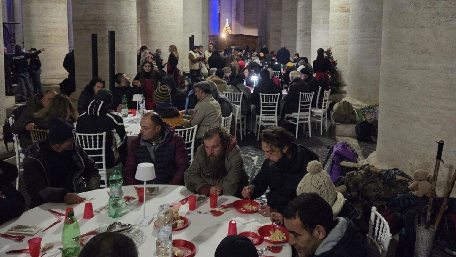 In piazza San Pietro la cena per 120 poveri. Anche grazie a un contributo "radiofonico"