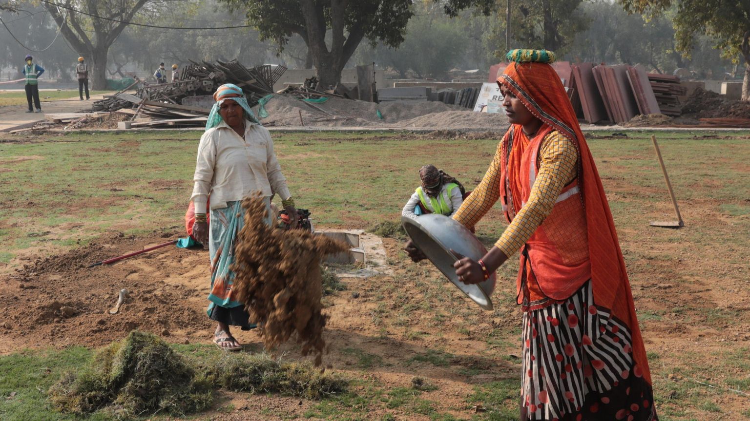Donne indiane al lavoro in un cantiere edile