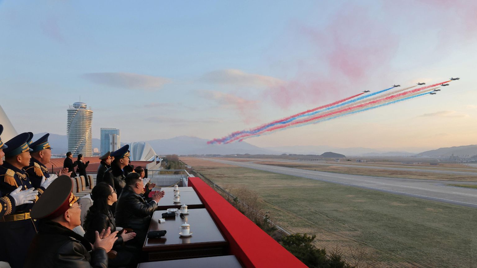 Il leader nordcoreano Kim Jong-un assiste alle celebrazioni per per l'80esimo anniversario della fondazione dell'Aeronautica militare dell'Esercito popolare coreano a Pyongyang