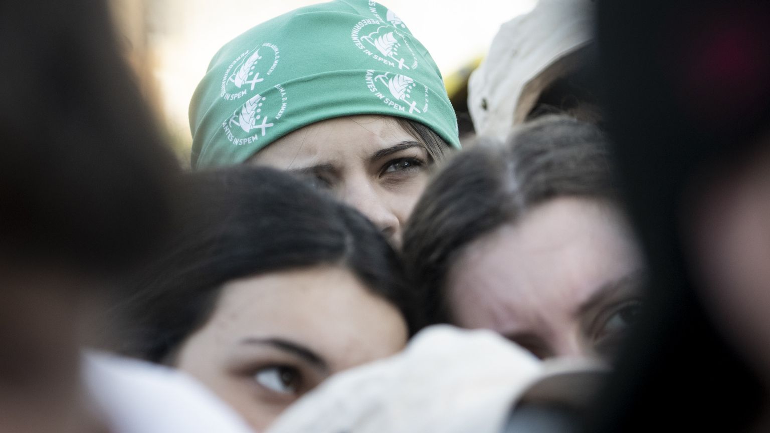 Più che ascoltare i giovani, serve esserci per loro