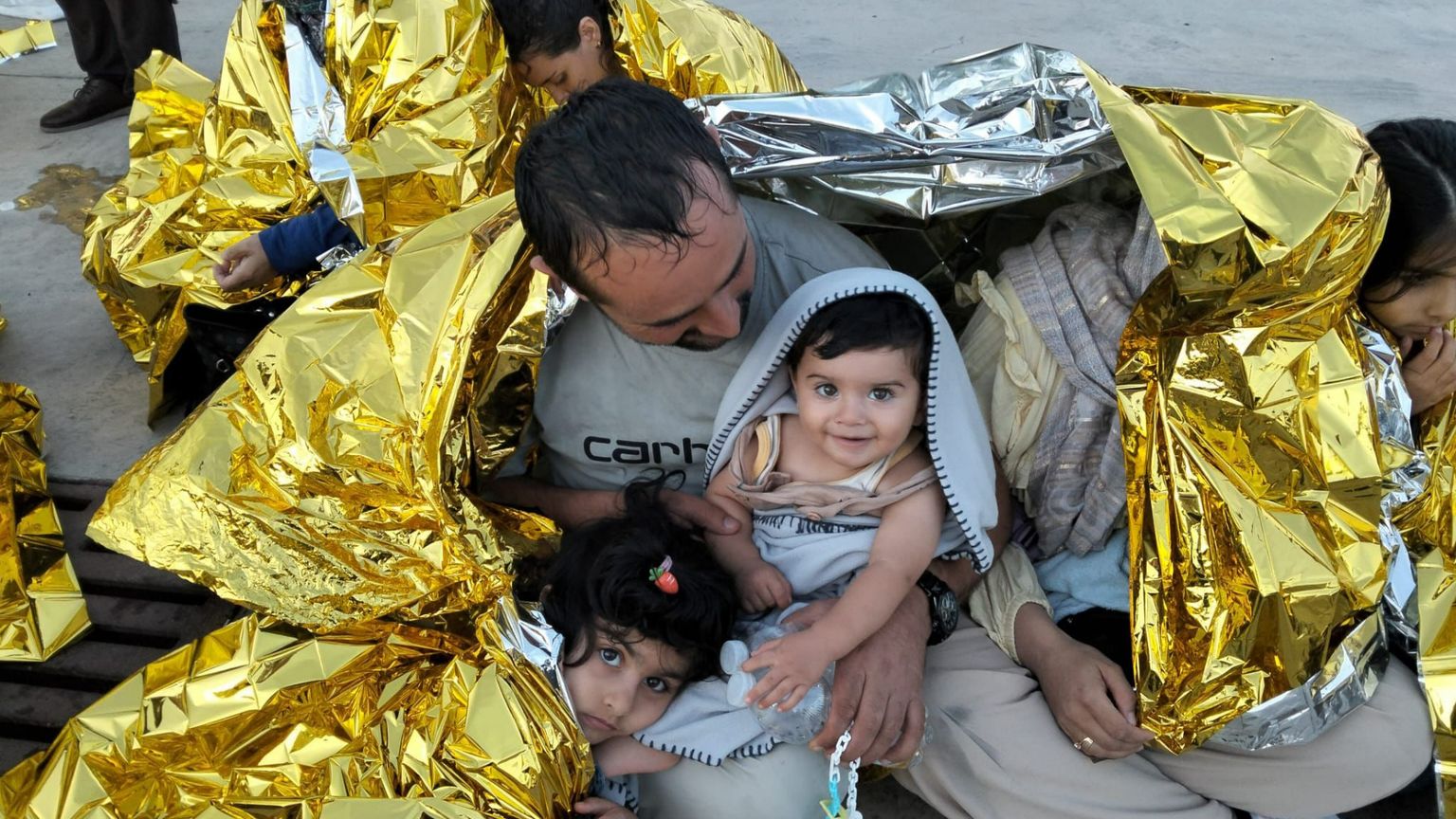 Oltre il mare: guardare negli occhi i migranti