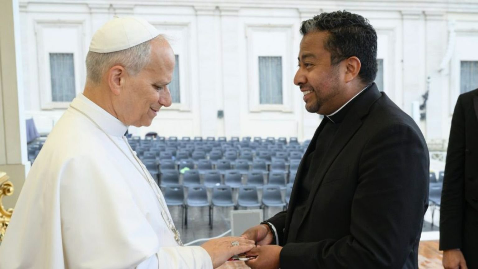 «Io, prete miracolato da san Frassati, senza permesso per tornare negli Usa»