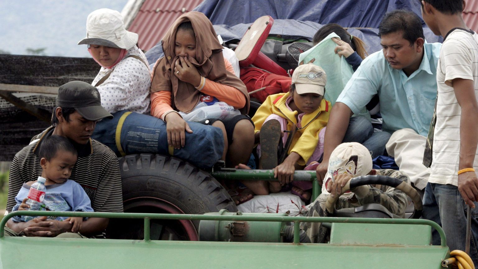 Civili in fuga sul confine tra Cambogia e Thailandia / ANSA