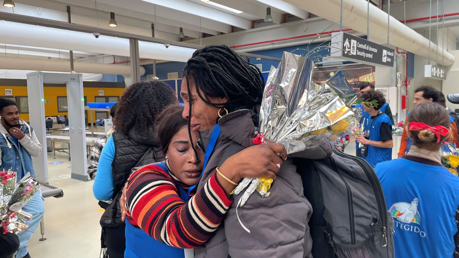 L'arrivo dei rifugiati all'aeroporto di Fiumicino