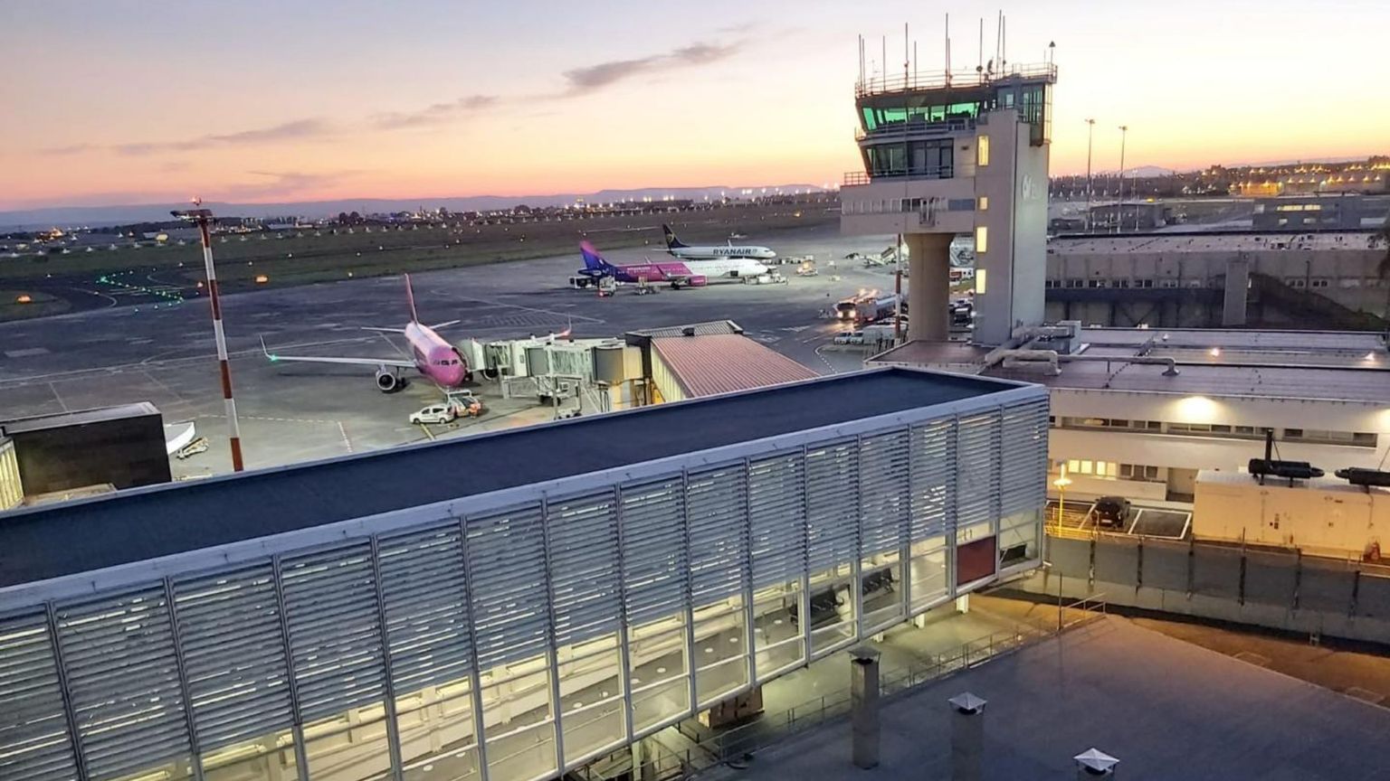 A Natale i prezzi dei biglietti aerei crescono del 700%, penalizzate le isole