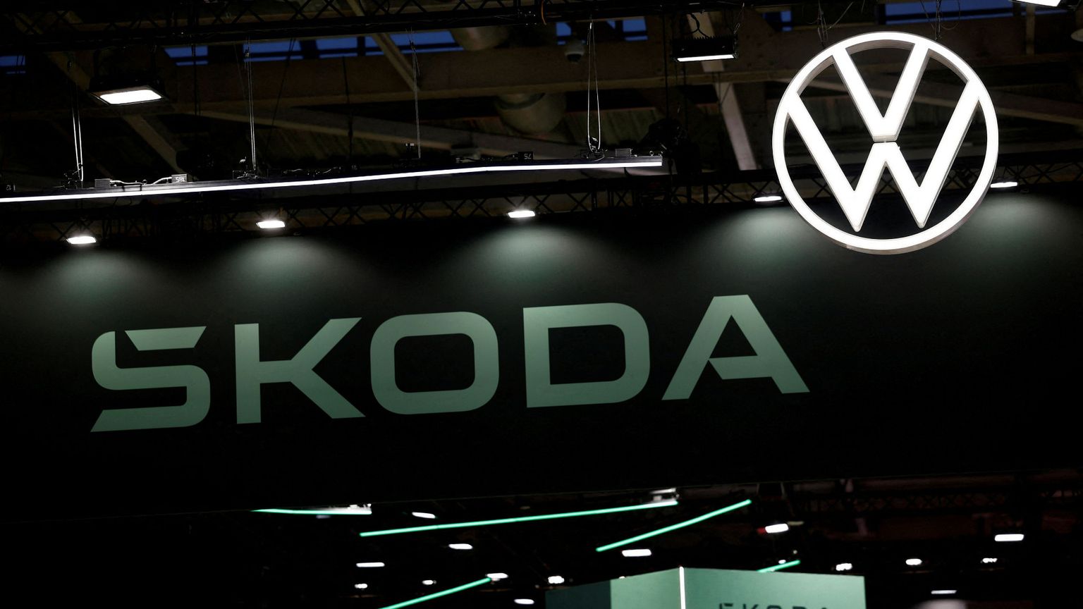 Salve le auto a benzina e diesel: «Sui motori retromarcia Ue»