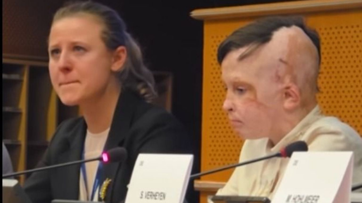 Un frame del video pubblicato da Radio Free Europe: il piccolo Roman racconta la sua storia e l'interprete accanto a lui si commuove