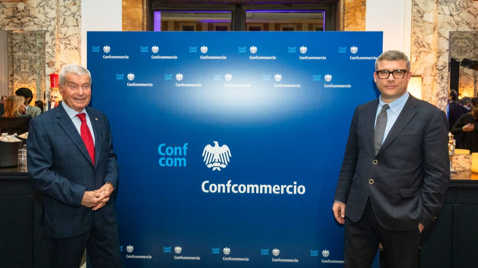 Il nuovo logo di Confcommercio. A sinistra, il presidente di Confcommercio Carlo Sangalli, a destra il segretario generale Marco Barbieri