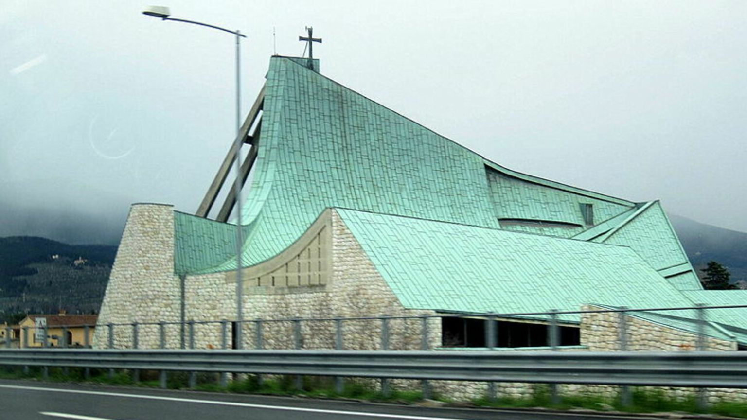 Sull'autostrada c'è una chiesa che ha accolto molti pellegrini del Giubileo. Ecco dove