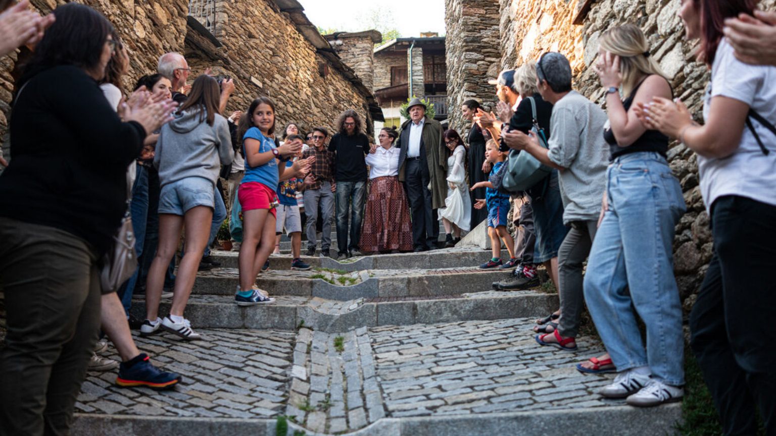 Un momento di festa nel piccolo borgo di Ostana, in Piemonte, dove è attiva la cooperativa "Viso a Viso"
