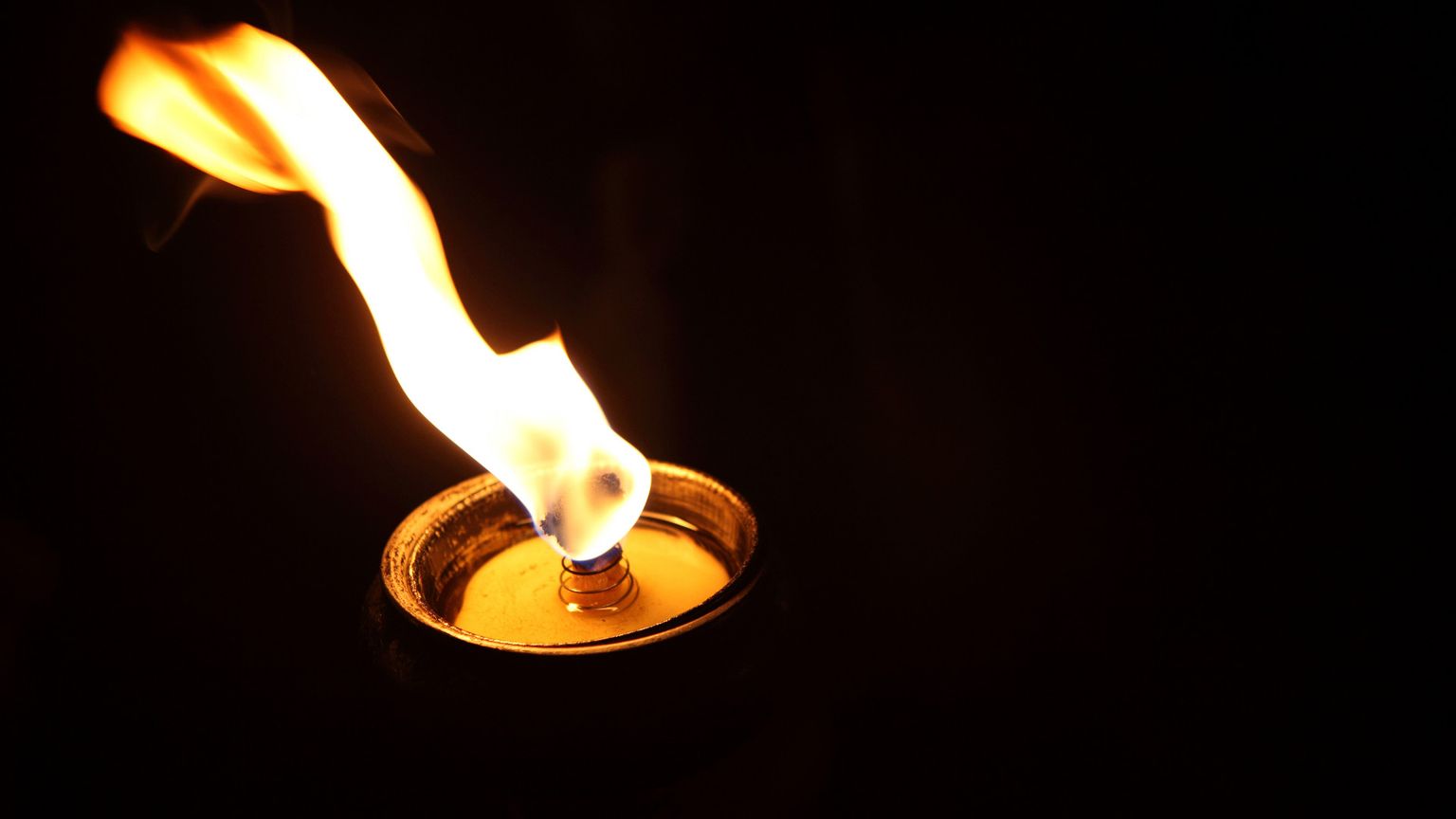 Una luce condivisa oltre l'odio: sentinelle nella notte