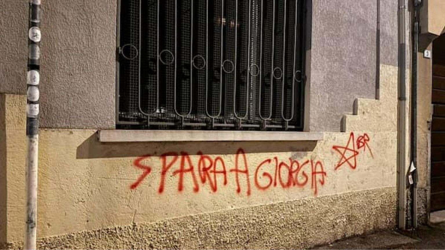 «Spara a Giorgia», scritta sulla sede della Lega a Busto Arsizio