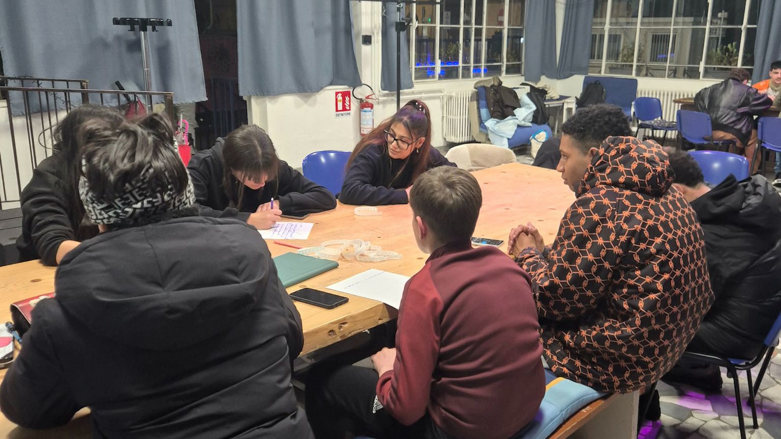 Un momento di confronto tra i ragazzi durante i laboratori di scrittura con il rap organizzati allo Spazio Nòva di Novara